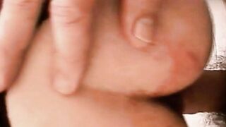 Ludovica, signora matura romana gode alla pecorina sul tavolo