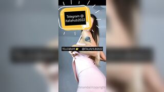 La troia fa il videoblog e ci mostra il culo