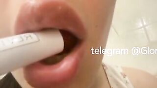 Mi masturbo in bagno di nascosto