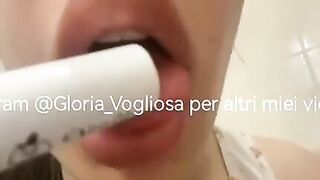 Mi masturbo in bagno di nascosto