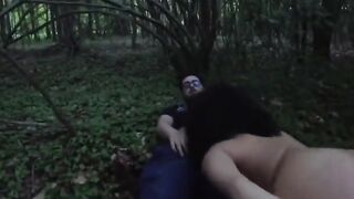 La conduce nel bosco per bombarla