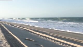 Coppia italiana in vacanza scopa in spiaggia