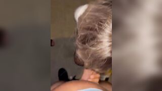 Due amiche troia condividono un cazzo duro