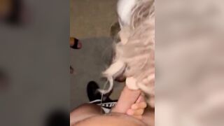 Due amiche troia condividono un cazzo duro