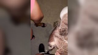 Due amiche troia condividono un cazzo duro