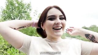 Giovane troia scopata lungo la strada