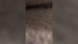 Si masturba nella doccia