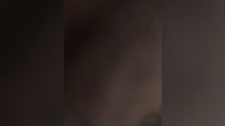 Si masturba nella doccia