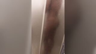 Si masturba nella doccia