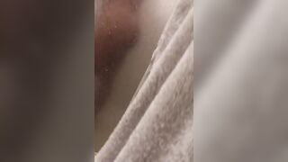 Si masturba nella doccia