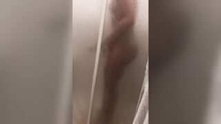 Si masturba nella doccia