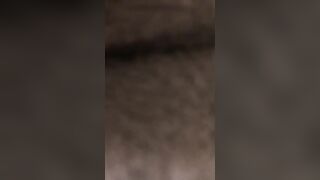 Si masturba nella doccia