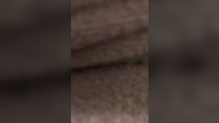 Si masturba nella doccia