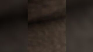 Si masturba nella doccia