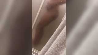 Si masturba nella doccia