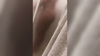 Si masturba nella doccia