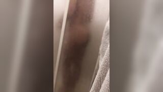 Si masturba nella doccia