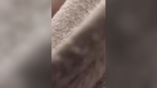 Si masturba nella doccia