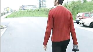 Il puttaniere cattura una bella teen biondina