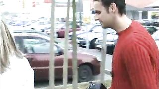 Il puttaniere cattura una bella teen biondina