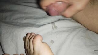 Amico sborra sui suoi piedini