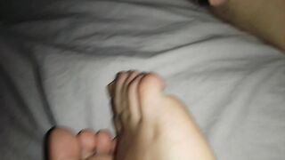 Amico sborra sui suoi piedini