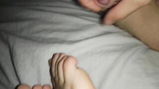 Amico sborra sui suoi piedini