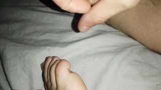 Amico sborra sui suoi piedini