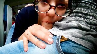 Pompino amatoriale in pubblico su un treno