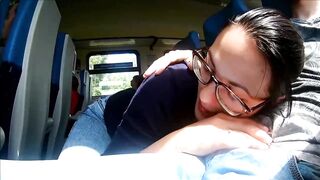 Pompino amatoriale in pubblico su un treno