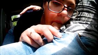 Pompino amatoriale in pubblico su un treno