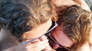 Anteprima del video: Al mare spompinato da due troie