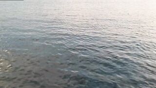 Al mare spompinato da due troie