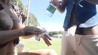 Camgirl italiana tettona in diretta dal campo da calcio