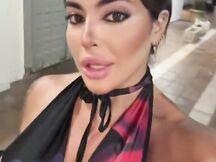 Puttana di tiktok cammina con le poppe enormi