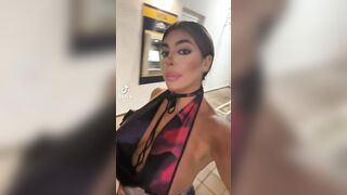 Puttana di tiktok cammina con le poppe enormi