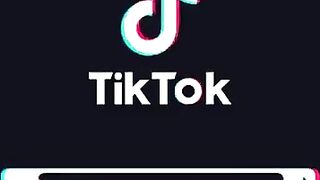 Puttana di tiktok cammina con le poppe enormi