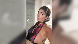 Puttana di tiktok cammina con le poppe enormi