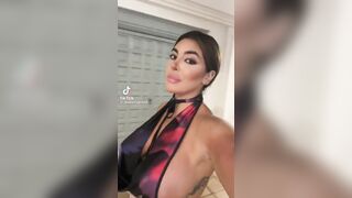 Puttana di tiktok cammina con le poppe enormi