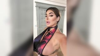 Puttana di tiktok cammina con le poppe enormi