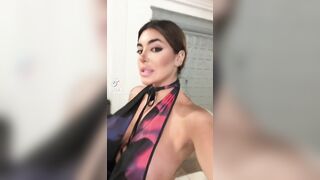 Puttana di tiktok cammina con le poppe enormi