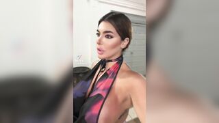 Puttana di tiktok cammina con le poppe enormi