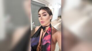 Puttana di tiktok cammina con le poppe enormi