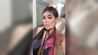 Anteprima del video: Puttana di tiktok cammina con le poppe enormi