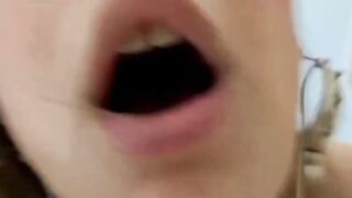 BIONDA Italiana si gode il suo WURSTEL