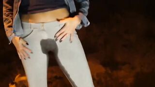 Fidanzata italiana si piscia le mutandine