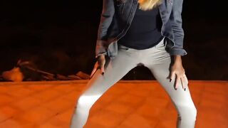 Fidanzata italiana si piscia le mutandine