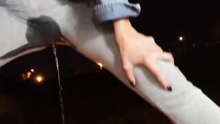 Fidanzata italiana si piscia le mutandine