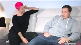 Puttaniere arrapato cattura una rossa in strada