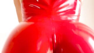 Influencer zoccola prova la tutina di latex